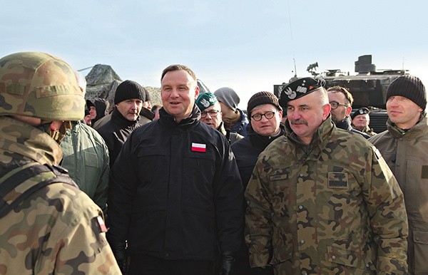 Prezydent Andrzej Duda z gen. Jarosławem Miką, dowódcą 11. Lubuskiej Dywizji Kawalerii Pancernej w Żaganiu.