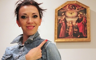 Adrianna Borek od dziesięciu lat występuje w Kabarecie Nowaki. Na zdjęciu Ada przy obrazie Świętej Rodziny z sanktuarium  św. Józefa w Kaliszu.