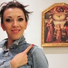 Adrianna Borek od dziesięciu lat występuje w Kabarecie Nowaki. Na zdjęciu Ada przy obrazie Świętej Rodziny z sanktuarium  św. Józefa w Kaliszu.