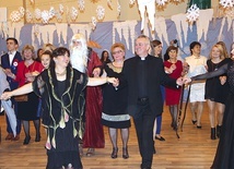 Ks. Andrzej Tuszyński i Mirosława Ruta rozpoczęli zabawę tanecznym krokiem.