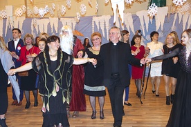 Ks. Andrzej Tuszyński i Mirosława Ruta rozpoczęli zabawę tanecznym krokiem.