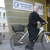 Z uwagi na rowerową pasję kapelan dorobił się w szpitalu pseudonimu ojciec Mateusz.