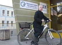 Z uwagi na rowerową pasję kapelan dorobił się w szpitalu pseudonimu ojciec Mateusz.
