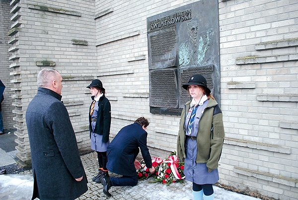 ▲	Przed tablicą Eugeniusza Kwiatkowskiego władze miasta złożyły kwiaty.