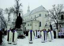 ▼	Uroczystość rozpoczęła się przed pomnikiem Jana Pawła II.