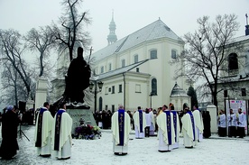 ▼	Uroczystość rozpoczęła się przed pomnikiem Jana Pawła II.