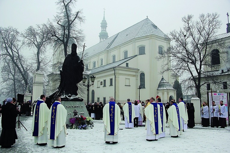 ▼	Uroczystość rozpoczęła się przed pomnikiem Jana Pawła II.