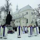 ▼	Uroczystość rozpoczęła się przed pomnikiem Jana Pawła II.