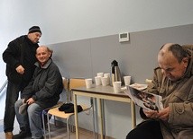 W oczekiwaniu na wolną kabinę można się napić herbaty, poczytać, pogadać.
