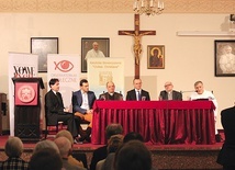 ▲	Spotkanie poprowadził Robert Goczał, a zorganizowały je Katolickie Stowarzyszenie „Civitas Christiana” i Obserwatorium Społeczne, przy współpracy z Instytutem Nauk Społecznych PWT we Wrocławiu.