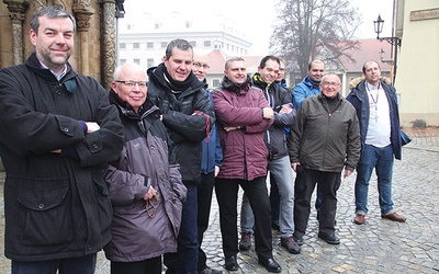 ◄	W dwóch wrocławskich grupach modli się 30 panów. Na zdjęciu przedstawiciele 12. i 16. Męskiego Plutonu Różańcowego.