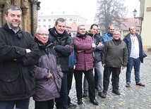 ◄	W dwóch wrocławskich grupach modli się 30 panów. Na zdjęciu przedstawiciele 12. i 16. Męskiego Plutonu Różańcowego.