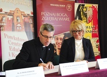 ◄	Umowę o współpracy podpisali dyrektor PCEiK Grażyna Dłubakowska i rektor Papieskiego Wydziału Teologicznego ks. prof. Włodzimierz Wołyniec.