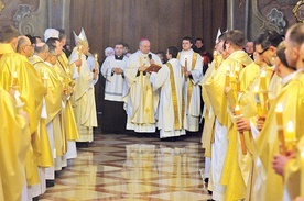 ▲	Msza św. w lubelskiej archikatedrze rozpoczęła się od obrzędu poświęcenia gromnic.