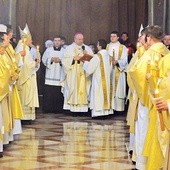 ▲	Msza św. w lubelskiej archikatedrze rozpoczęła się od obrzędu poświęcenia gromnic.