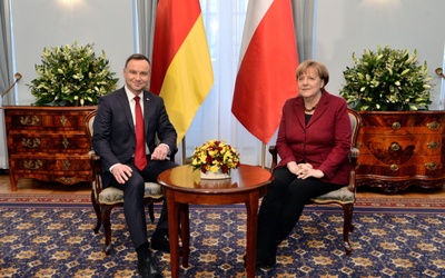 Rozmowa w "cztery oczy" Dudy i Merkel