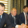 Senator Rafał Ambrozik, poseł Grzegorz Wojciechowski i radny powiatu rawskiego Adrian Galach na konferecji prasowej