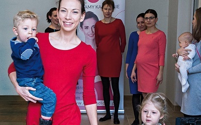 Karolina Kurzela – projektantka mody dla matek. A prywatnie szczęśliwa mężatka i mama dwojga dzieci.