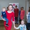 Karolina Kurzela – projektantka mody dla matek. A prywatnie szczęśliwa mężatka i mama dwojga dzieci.