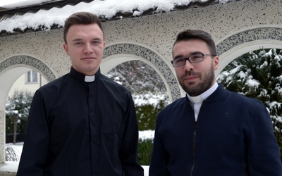 Ks. Adrian Jakubiak (z prawej) i al. Krystian Korba mówią, że nagrody tak naprawdę należą się młodym, którzy udzielają się w KSM-ie