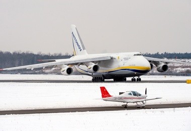 Antonow 124 na lotnisku w Łodzi.