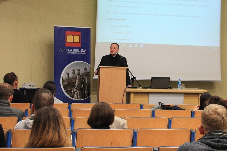 W czasie pierwszego spotkania ks. dr Krzysztof Drews poprowadził wykład dotyczący sakramentu małżeństwa