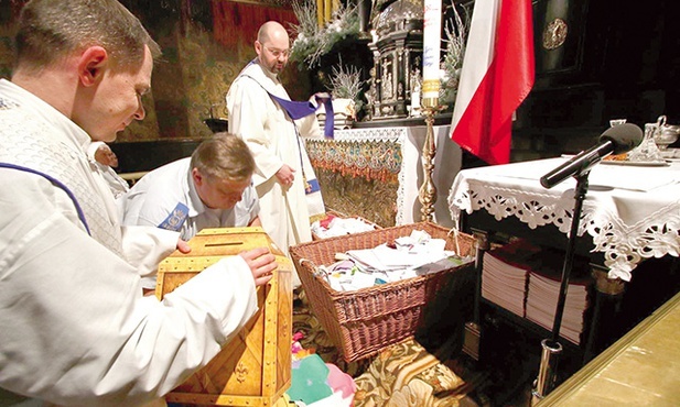 W trzech koszach uzbierało się ponad 23 tys. próśb  i podziękowań zaadresowanych do Maryi