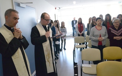Modlitwę z chorymi i gośćmi Radomskiego Centrum Onkologii prowadzą ks. Krzysztof Dukielski i ks. Damian Fołtyn