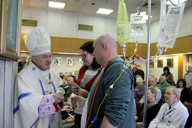 Po Eucharystii w szpitalnej kaplicy, kard. Nycz rozmawiał z pacjentami i ich rodzinami
