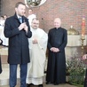 Wspólnota SECiM wręczyła biskupowi Romanowi Pindlowi ikonę przedstawiajacą jej patronów