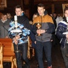 Młodzież przed Mszą św. wniosła do świątyni relikwie św. Jana Pawła II