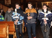 Młodzież przed Mszą św. wniosła do świątyni relikwie św. Jana Pawła II