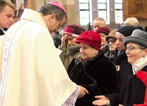 Biskup Tadeusz Lityński udziela sakramentu namaszczenia chorych, znaku czułego dotknięcia Boga.