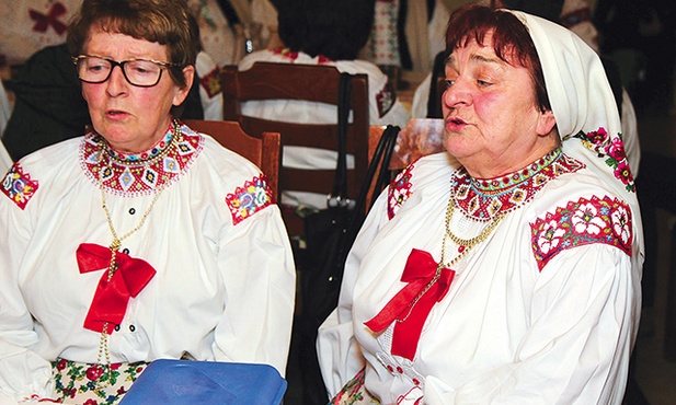 Jadwiga Parecka (z prawej), współzałożycielka zespołu górali czadeckich „Watra”.