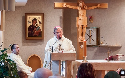 Biskup Jan Kopiec przewodniczył Eucharystii dla pacjentów i pracowników GCR „Repty”. Po lewej ks. Tomasz Rak,  kapelan placówki.