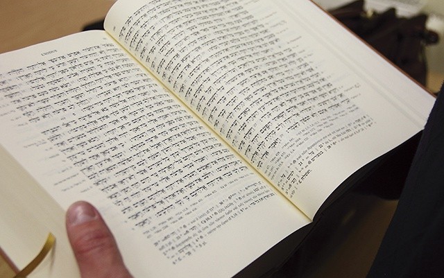 Hebrajski zapis może początkowo sprawiać problemy. Jednak uczestnikom lektoratu udało się odkodować pierwszy wers Księgi Rodzaju.