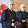 Bp Piotr Libera osobiście zaangażował się w dzieło pomocy „Rodzina Rodzinie”. Na zdjęciu obok niego ks. Marian Subocz, dyrektor Caritas Polska. 