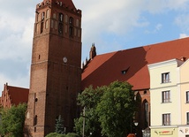 Akcja powieści toczy się w murach średniowiecznego zamku.