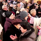 Po homilii kapłani udzielali wiernym sakramentu chorych.