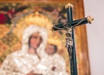 Z drzewa, na którym pojawiła się Matka Boża,  został zrobiony krzyż.