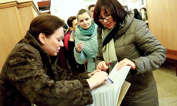 Początek cyklu spotkań. Gospodarze grup domowych odbierają materiały formacyjne.