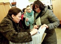 Początek cyklu spotkań. Gospodarze grup domowych odbierają materiały formacyjne.