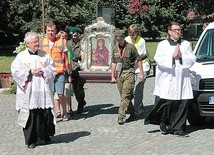 Wizerunek Królowej Sudetów bardzo rzadko opuszcza mury krzeszowskiej bazyliki. Tym bardziej warto spotkać się z nim podczas peregrynacji.