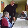 ▲	Ks. Jan Biedroń, proboszcz parafii pw. MBNP  w Tarnobrzegu odwiedza chorych w parafialnym hospicjum.  