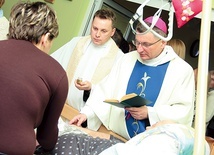 ▲	Biskup Zadarko udziela sakramentu namaszczenia chorych w darłowskim hospicjum.