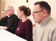 ▲	O nadchodzącym synodzie diecezjalnym mówili bp Edward Dajczak, ks. dr Tomasz Tomaszewski, Małgorzata Telega i Jacek Krzyżanowski.
