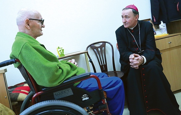 Biskup Andrzej odwiedził pensjonariuszy Placówki Pielęgnacyjno-Opiekuńczej Caritas Diecezji Tarnowskiej.