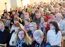 Tłumy na comiesięcznych spotkaniach w Dębicy.