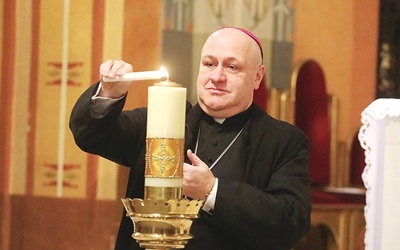 ▲	Bp Piotr Greger zapalił świecę, która też jest znakiem...