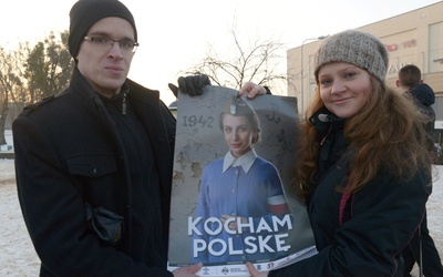 Agata Wojniarska i Adam Szabelak z plakatem promującym akcję